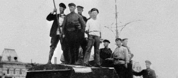 Рабочие на броневике на Красной площади в Москве, 1917 год Рабочие на броневике на Красной площади в Москве, 1917 год - Sputnik Латвия