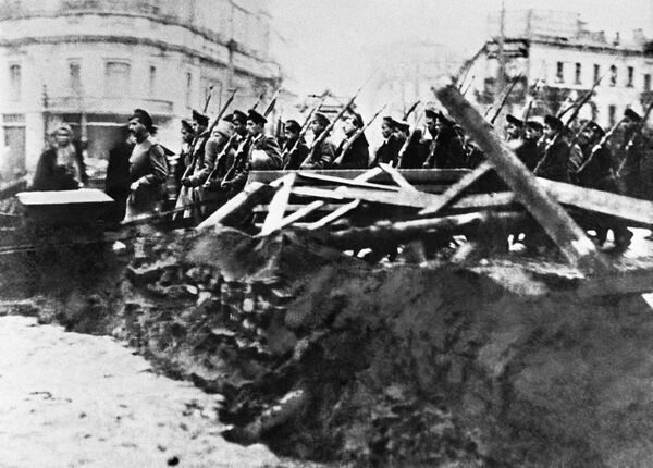 Вооруженные отряды юнкеров, настроенных резко антибольшевистски, на улицах Москвы. Октябрьская революция. 1917 год - Sputnik Латвия