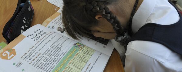 Bērns vācu valodas nodarbībā skolā. Foto no arhīva Bērns vācu valodas nodarbībā skolā. Foto no arhīva - Sputnik Latvija