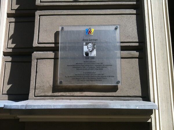 Доска памяти Анны Герман на доме в котором жила певица - Sputnik Латвия