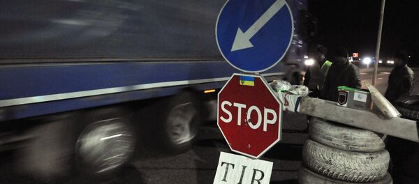 Украинские активисты блокируют движение российских фур Украинские активисты блокируют движение российских фур - Sputnik Латвия