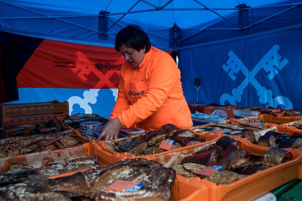 Копченая рыба на Рыбном дне Центрального рынка - Sputnik Латвия