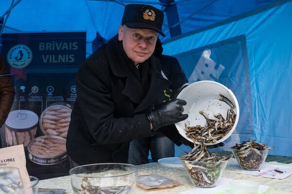 Руководитель рыбоперерабатывающего завода Brīvais vilnis Арнольдс Бабрис демонстрирует новый продукт - сушеные шпроты - Sputnik Латвия