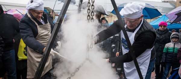 Артис Друвиниекс и Максим Толстой готовят уху - Sputnik Латвия