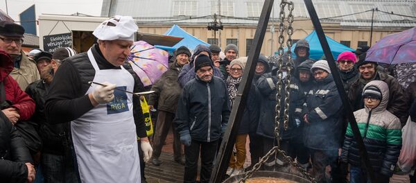Максим Толстой дегустирует готовую уху Максим Толстой дегустирует готовую уху - Sputnik Latvija