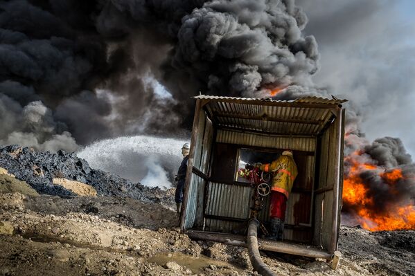 Fotogrāfa Alessandro Rota uzņēmums Qayyarah burning oil fields - Sputnik Latvija