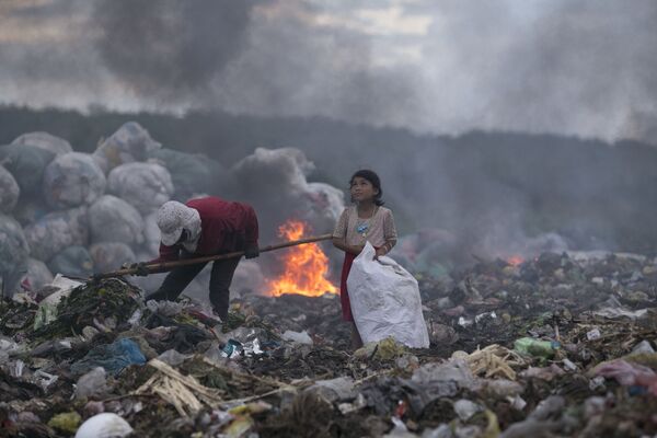 Fotogrāfa Quoc Nguyen Linh Vinh uzņēmums The hopeful eyes of the girl making a living by rubbish - Sputnik Latvija
