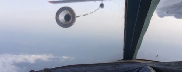 Kā Krievijas bumbvedējs Su-34 uzpildījis degvielu gaisā Kā Krievijas bumbvedējs Su-34 uzpildījis degvielu gaisā - Sputnik Latvija