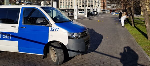 Полицейские и криминалисты на месте стрельбы на площади Свободы в Таллине - Sputnik Латвия