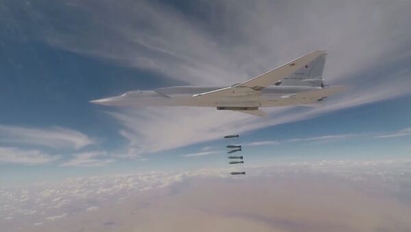 Дальние бомбардировщики ВКС РФ нанесли удары по террористам в Сирии - Sputnik Латвия