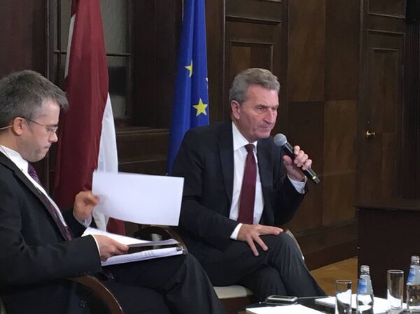 Еврокомиссар по бюджету Гюнтер Эттингер Еврокомиссар по бюджету Гюнтер Эттингер - Sputnik Латвия