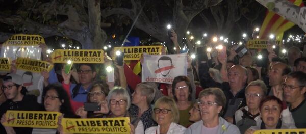 Тысячи человек в Барселоне вышли на акцию протеста против ареста каталонских политиков Тысячи человек в Барселоне вышли на акцию протеста против ареста каталонских политиков - Sputnik Latvija