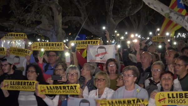 Тысячи человек в Барселоне вышли на акцию протеста против ареста каталонских политиков - Sputnik Латвия