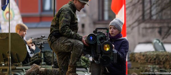 Испанский военный показывает мальчику противотанковую ракету SPIKE - Sputnik Латвия