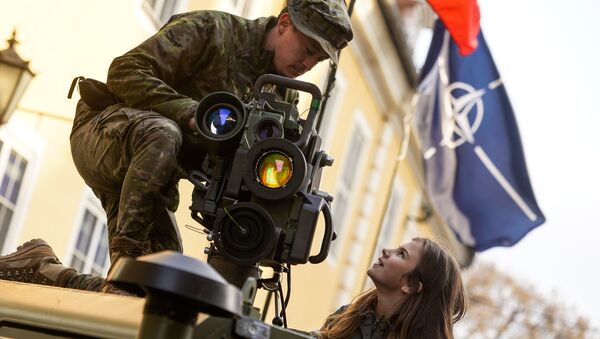 Испанский военный показывает девушке противотанковую ракету SPIKE - Sputnik Латвия