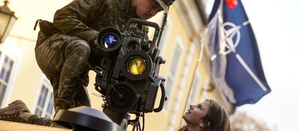 Испанский военный показывает девушке противотанковую ракету SPIKE Испанский военный показывает девушке противотанковую ракету SPIKE - Sputnik Латвия