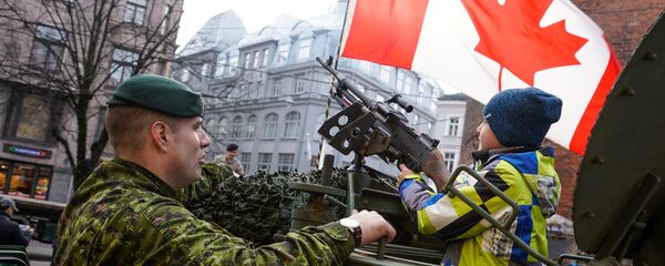 Канадский военный показывает мальчику пулемет М240 - Sputnik Латвия