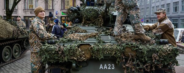 Латвийский бронетранспортер CVRT - Sputnik Латвия