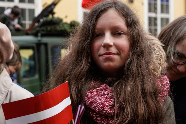 Девушка с флагом Латвии - Sputnik Латвия