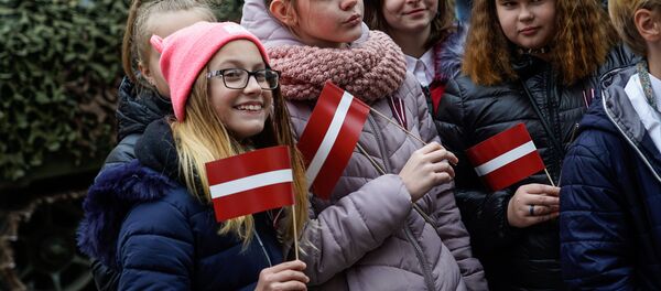 Дети с латвийскими флажками - Sputnik Латвия