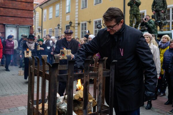 Государственный секретарь Министерства обороны Янис Гарисонс зажег памятный костер в честь борцов за свободу - Sputnik Латвия