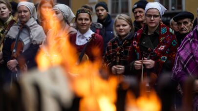 Латыши в национальных костюмах