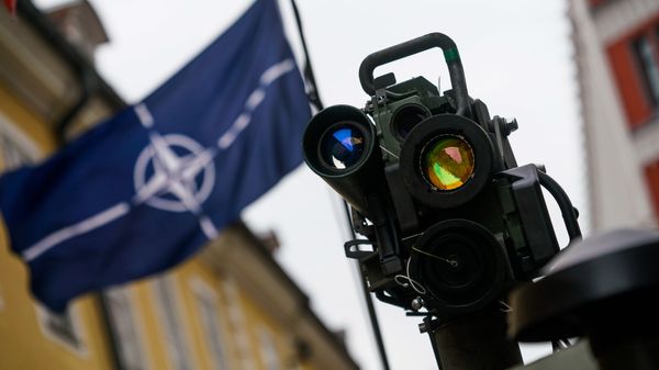 Противотанковая ракета SPIKE на фоне флага НАТО - Sputnik Латвия