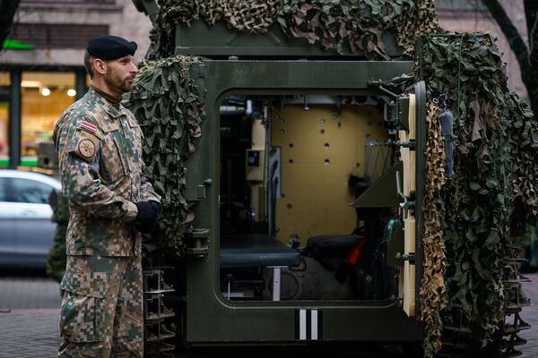 Латвийский военный у латвийского бронетранспортера CVRT - Sputnik Латвия