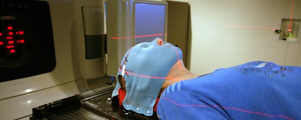 Сеанс лучевой терапии с использованием медицинского линейного ускорителя Varian medical systems Сеанс лучевой терапии с использованием медицинского линейного ускорителя Varian medical systems - Sputnik Latvija