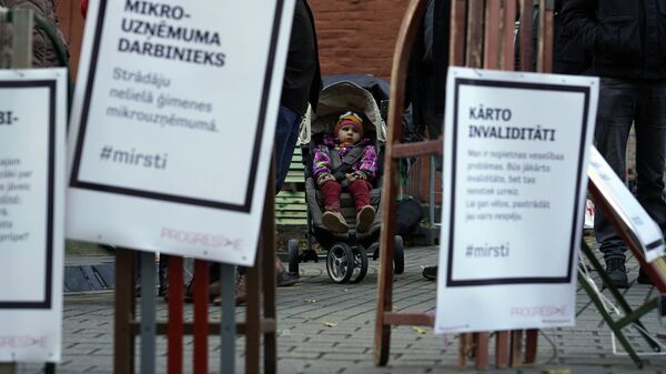 Участники пикета против торговли здоровьем у Сейма Латвии Участники пикета против торговли здоровьем у Сейма Латвии - Sputnik Латвия