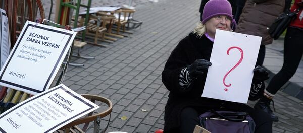 Участники пикета против торговли здоровьем у Сейма Латвии - Sputnik Латвия