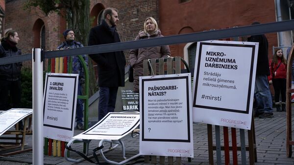 Участники пикета против торговли здоровьем у Сейма Латвии Участники пикета против торговли здоровьем у Сейма Латвии - Sputnik Латвия