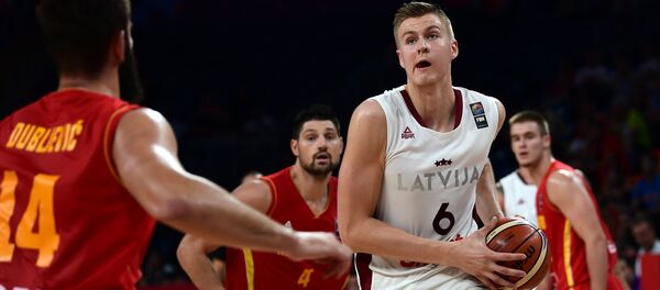 Баскетболист Кристапс Порзингис (с мячом) Баскетболист Кристапс Порзингис (с мячом) - Sputnik Латвия