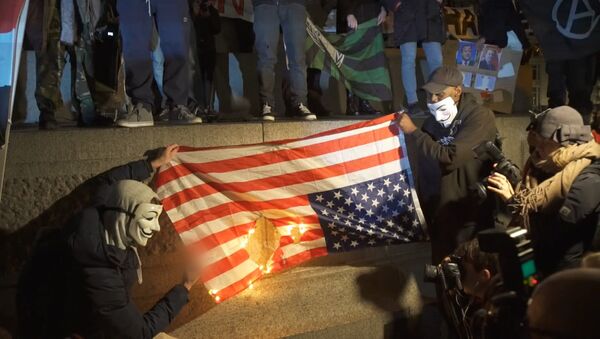 Активисты Anonymous сожгли флаг США в Лондоне - Sputnik Latvija