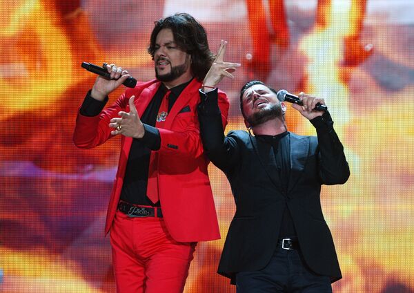 Певцы Филипп Киркоров и Интарс Бусулис (справа) выступают в рамках Международного конкурса молодых исполнителей популярной музыки Новая Волна 2017 в Сочи - Sputnik Латвия