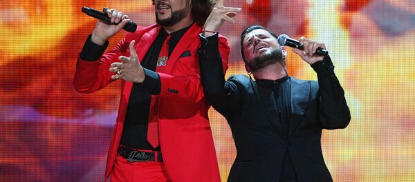 Певцы Филипп Киркоров и Интарс Бусулис (справа) выступают в рамках Международного конкурса молодых исполнителей популярной музыки Новая Волна 2017 в Сочи Певцы Филипп Киркоров и Интарс Бусулис (справа) выступают в рамках Международного конкурса молодых исполнителей популярной музыки Новая Волна 2017 в Сочи - Sputnik Латвия