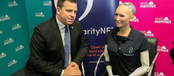 Юри Ратас и робот София Юри Ратас и робот София - Sputnik Latvija