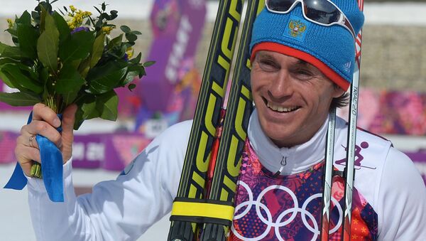 Максим Вылегжанин (Россия), завоевавший серебряную медаль в масс-старте на соревнованиях по лыжным гонкам среди мужчин на XXII зимних Олимпийских играх в Сочи - Sputnik Латвия