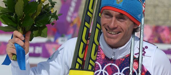 Максим Вылегжанин (Россия), завоевавший серебряную медаль в масс-старте на соревнованиях по лыжным гонкам среди мужчин на XXII зимних Олимпийских играх в Сочи - Sputnik Latvija