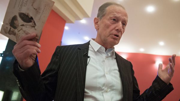 Писатель-сатирик Михаил Задорнов перед премьерой нового фильма режиссера Никиты Михалкова Солнечный удар в Москве - Sputnik Латвия