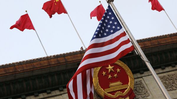 Флаги США и Китая во время визита Дональда Трампа в Пекин 9 ноября 2017 года - Sputnik Латвия