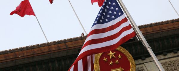Флаги США и Китая во время визита Дональда Трампа в Пекин 9 ноября 2017 года Флаги США и Китая во время визита Дональда Трампа в Пекин 9 ноября 2017 года - Sputnik Latvija