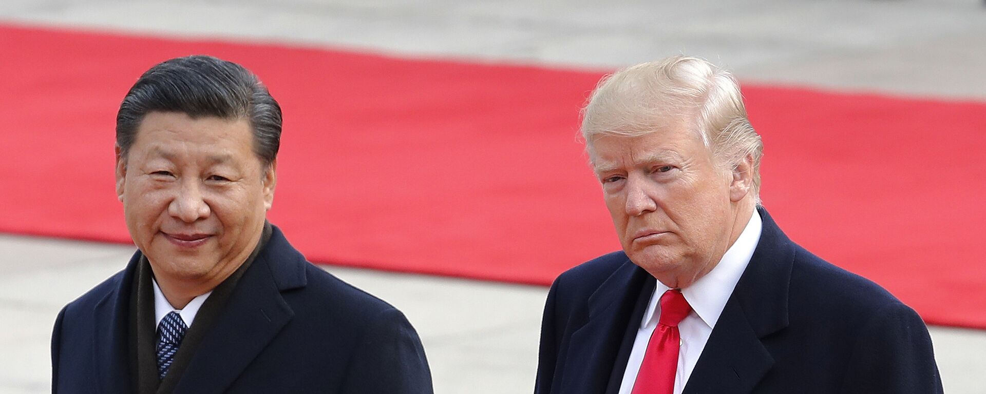 Президент США Дональд Трамп и лидер КНР Си Цзиньпин на встрече в Пекине 9 ноября 2017 г. - Sputnik Латвия, 1920, 15.02.2026