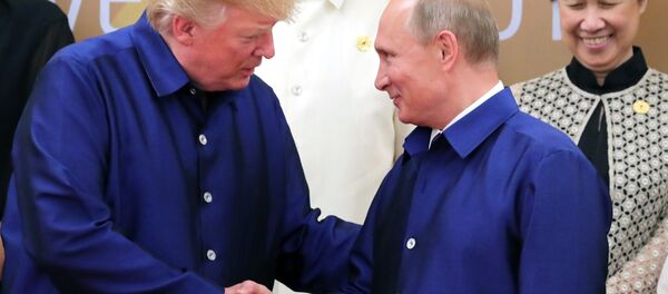 Президент РФ Владимир Путин и президент США Дональд Трамп (слева) на церемонии совместного фотографирования Президент РФ Владимир Путин и президент США Дональд Трамп (слева) на церемонии совместного фотографирования - Sputnik Latvija