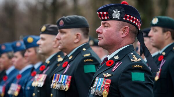 Военнослужащие Канады на церемонии в день Лачплесиса на Братском кладбище - Sputnik Латвия