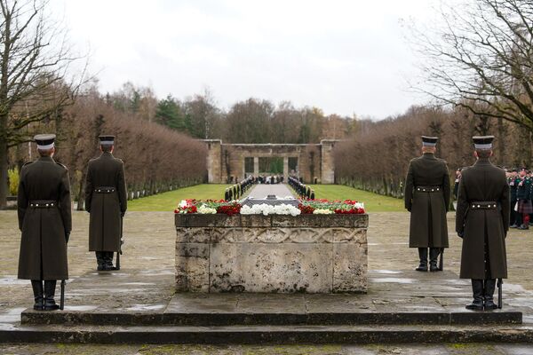 Почетный караул у вечного огня на Братском кладбище - Sputnik Латвия