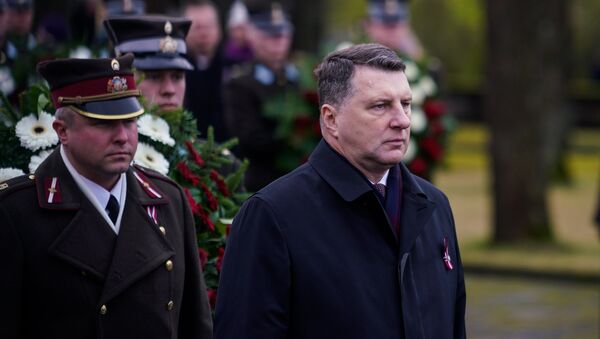 Раймондс Вейонис на торжественной церемонии в день Лачплесиса на Братском кладбище - Sputnik Латвия