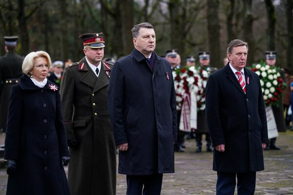 Инара Мурниеце, Раймонд Вейонис и Марис Кучинскис на торжественной церемонии в день Лачплесиса на Братском кладбище - Sputnik Латвия
