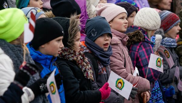 Дети на параде в день Лачплесиса - Sputnik Латвия