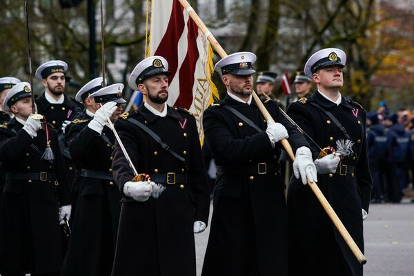 Латвийские моряки на параде в день Лачплесиса у Памятника Свободы - Sputnik Латвия
